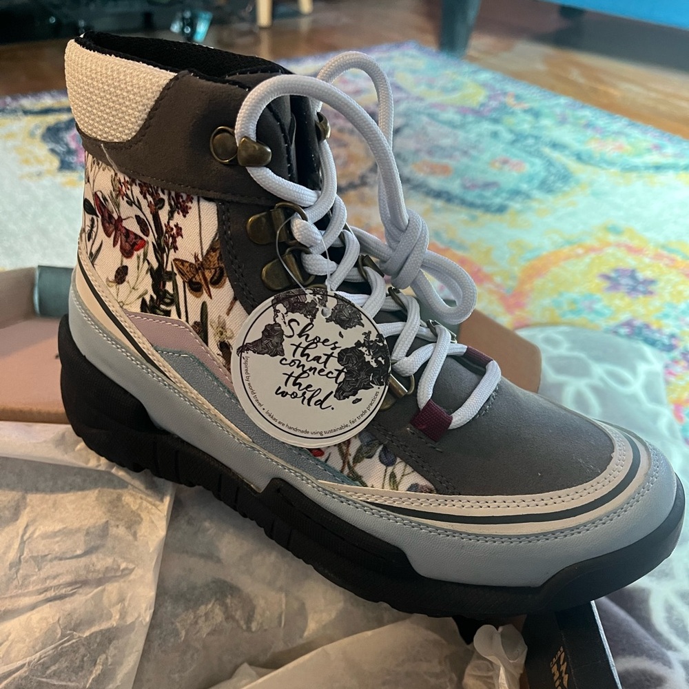 NIB Inkkas Monterey Vegan Trek Boot size 7